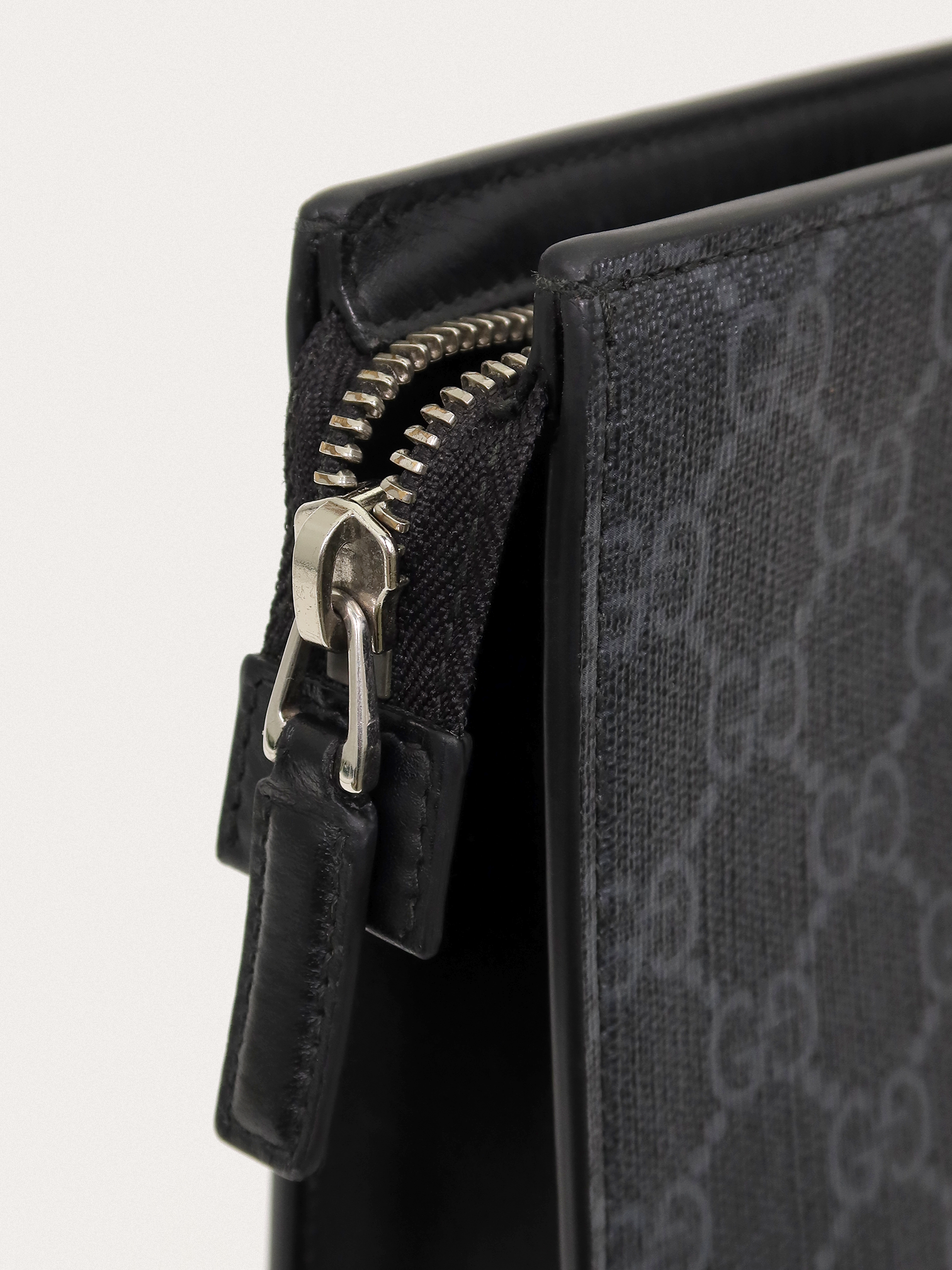 Gucci GG Supreme Clutch - Master