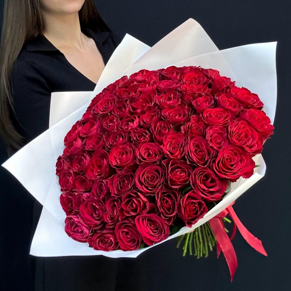 Букет красных роз 65 шт 
