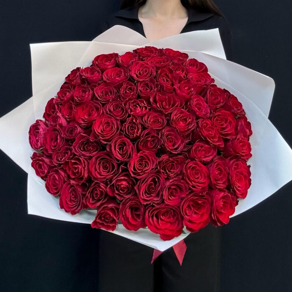 Букет красных роз 65 шт 