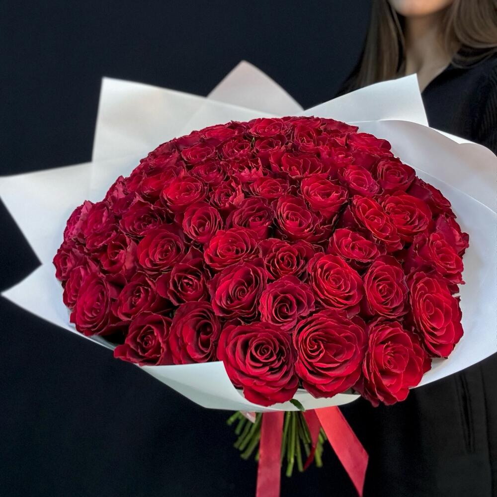Букет красных роз 65 шт 