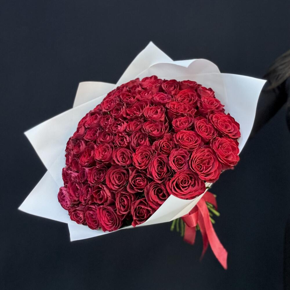 Букет красных роз 65 шт 