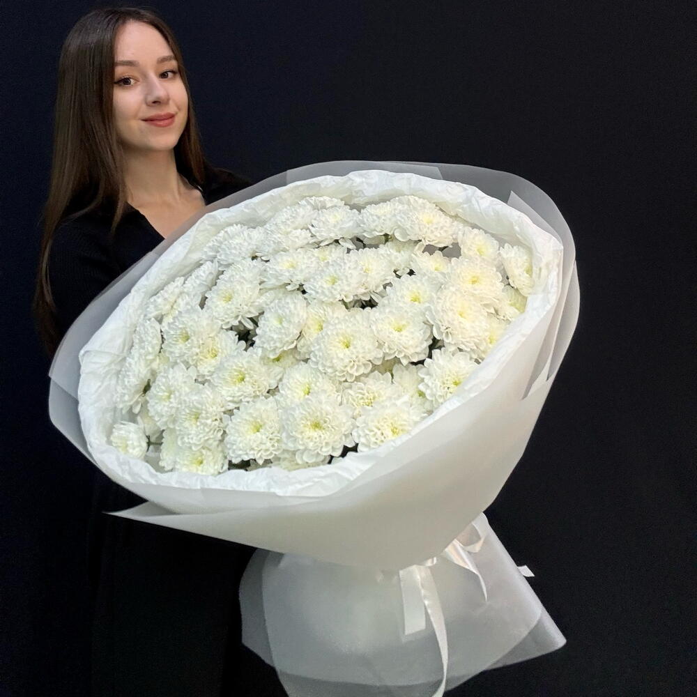 Букет белоснежных махровых хризантем