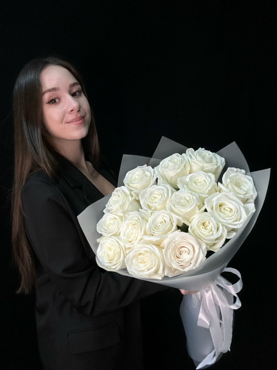 Белые пионовидные розы 15 шт