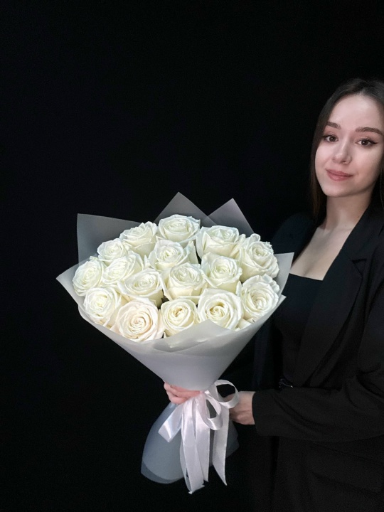 Белые пионовидные розы 15 шт