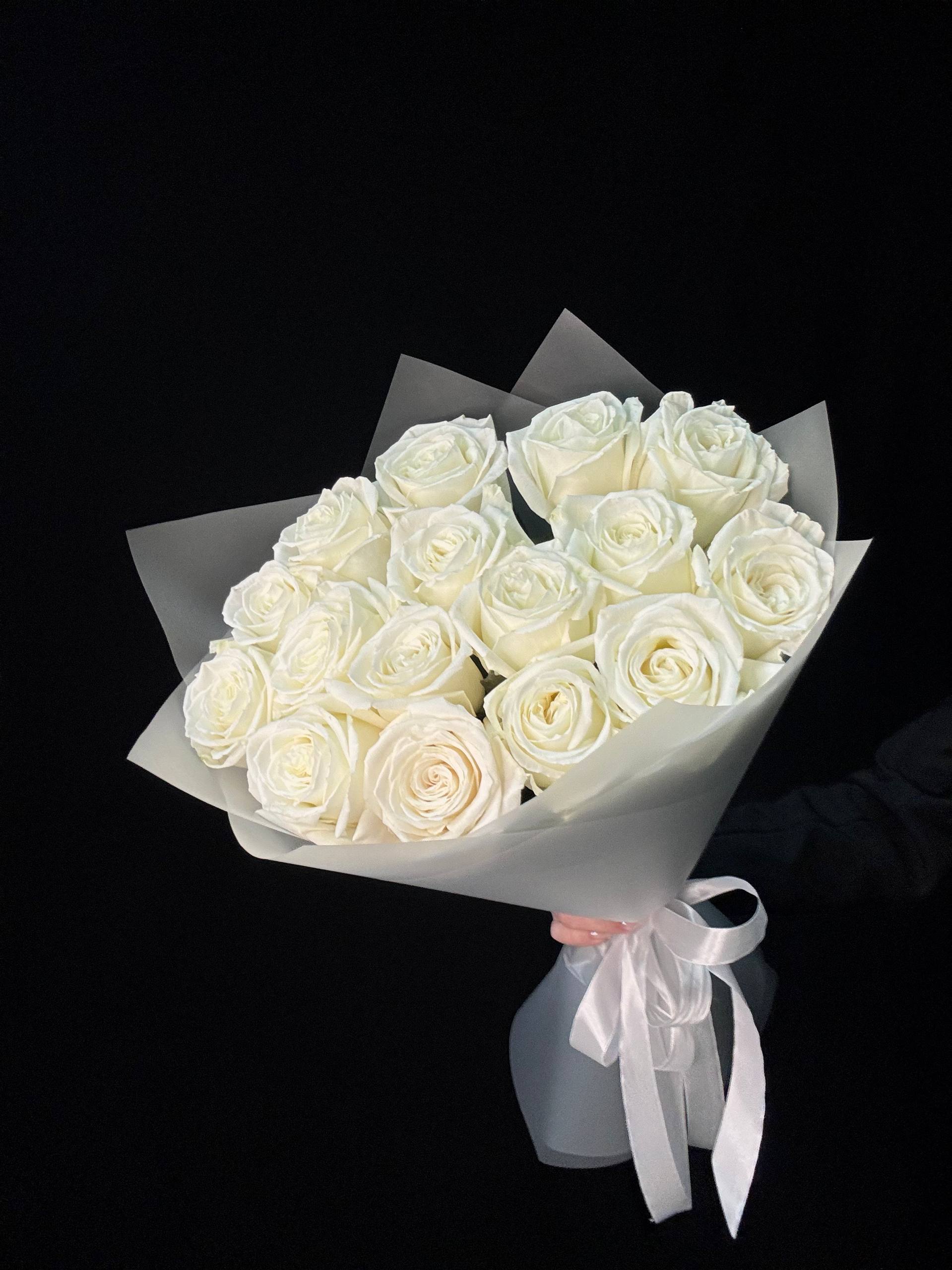 Белые пионовидные розы 15 шт