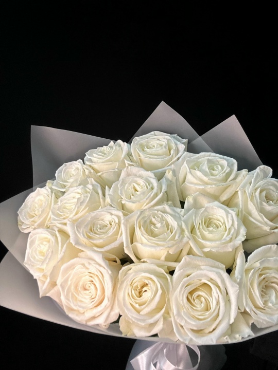 Белые пионовидные розы 15 шт