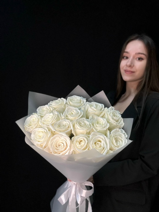 Белые пионовидные розы 15 шт