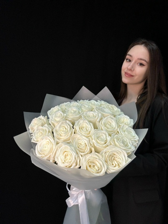 Белые пионовидные розы 25 шт