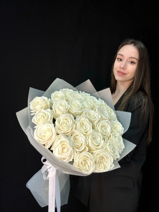 Белые пионовидные розы 25 шт