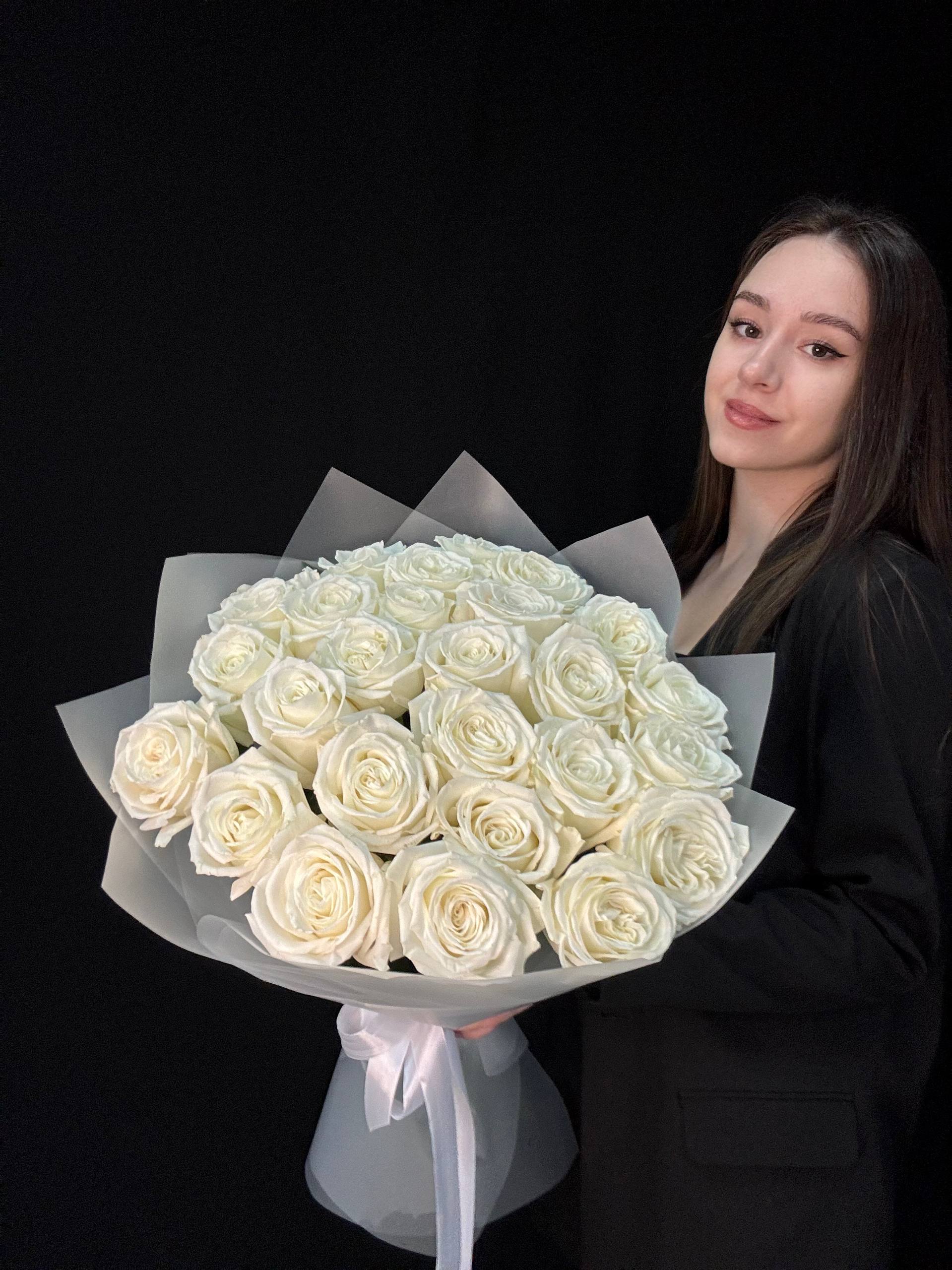 Белые пионовидные розы 25 шт