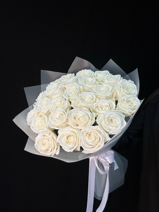 Белые пионовидные розы 25 шт