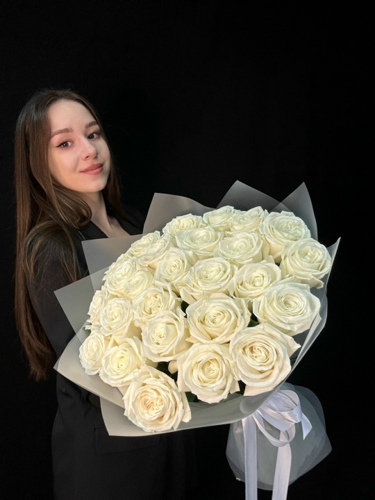 Белые пионовидные розы 25 шт