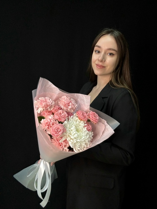 Букет из хризантемы, кустовых роз и диантусов (размер S)