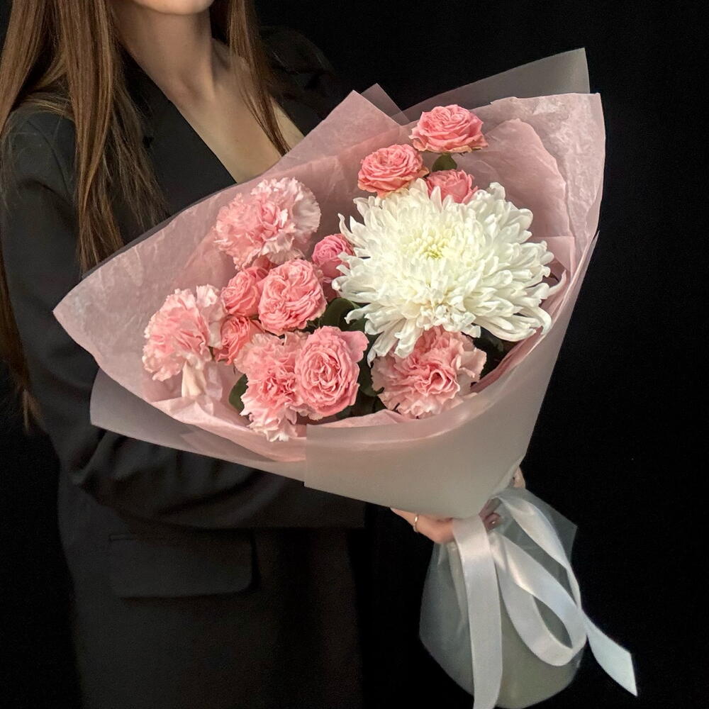 Букет из хризантемы, кустовых роз и диантусов (размер S)