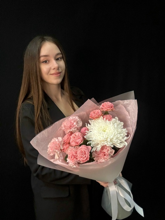 Букет из хризантемы, кустовых роз и диантусов (размер S)