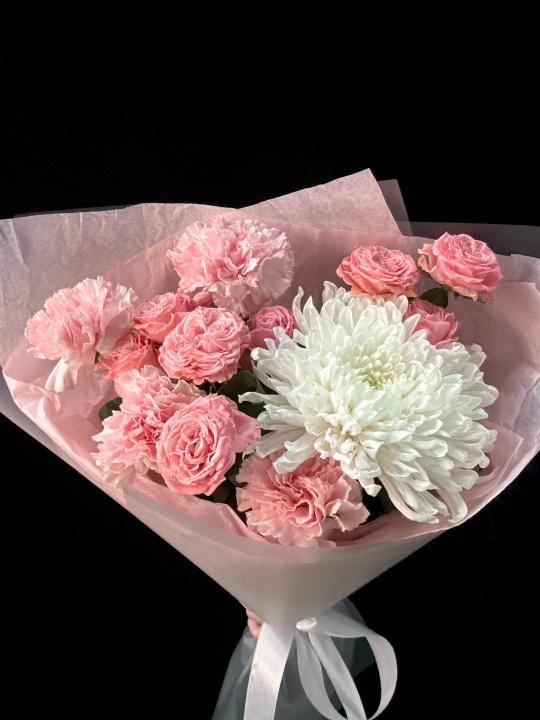 Букет из хризантемы, кустовых роз и диантусов (размер S)