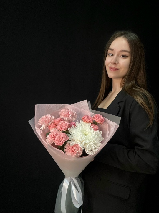 Букет из хризантемы, кустовых роз и диантусов (размер S)