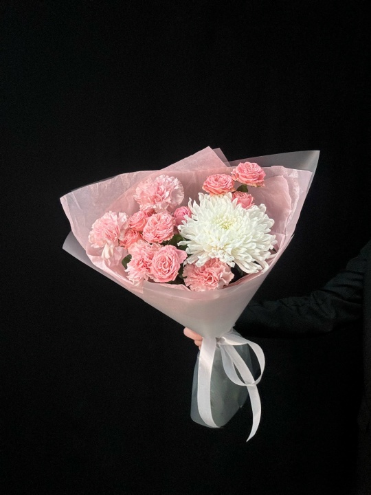 Букет из хризантемы, кустовых роз и диантусов (размер S)