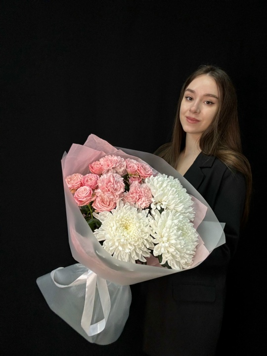 Букет из хризантем, кустовых роз и диантусов (размер M)