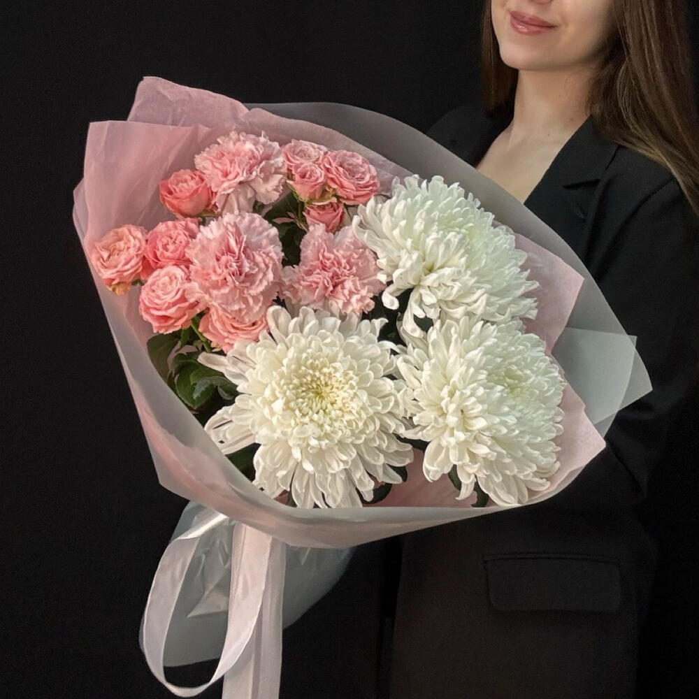 Букет из хризантем, кустовых роз и диантусов (размер M)