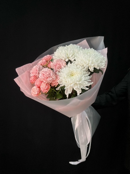 Букет из хризантем, кустовых роз и диантусов (размер M)