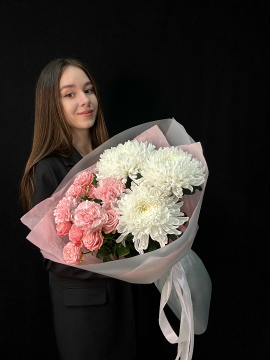 Букет из хризантем, кустовых роз и диантусов (размер M)