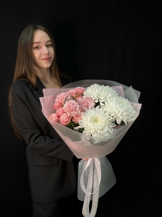 Букет из хризантем, кустовых роз и диантусов (размер M)