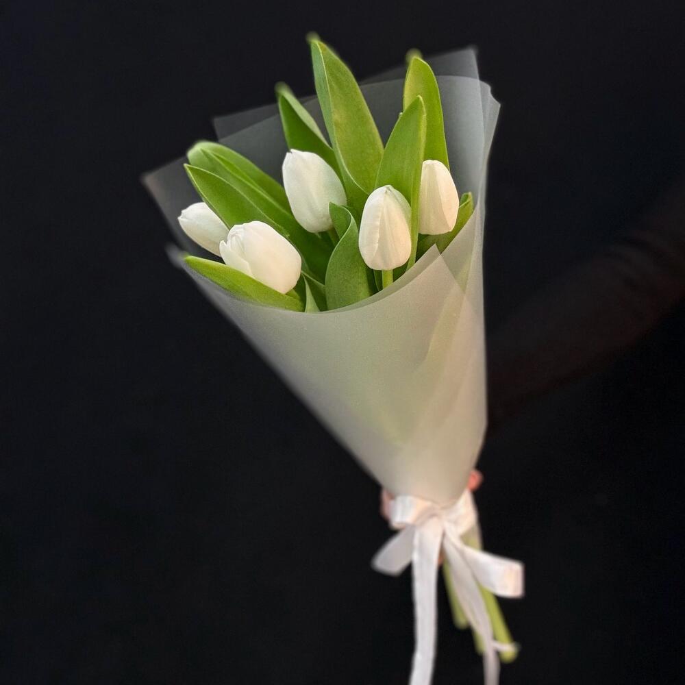 Букет комплимент белые тюльпаны 5 шт (мб 196)