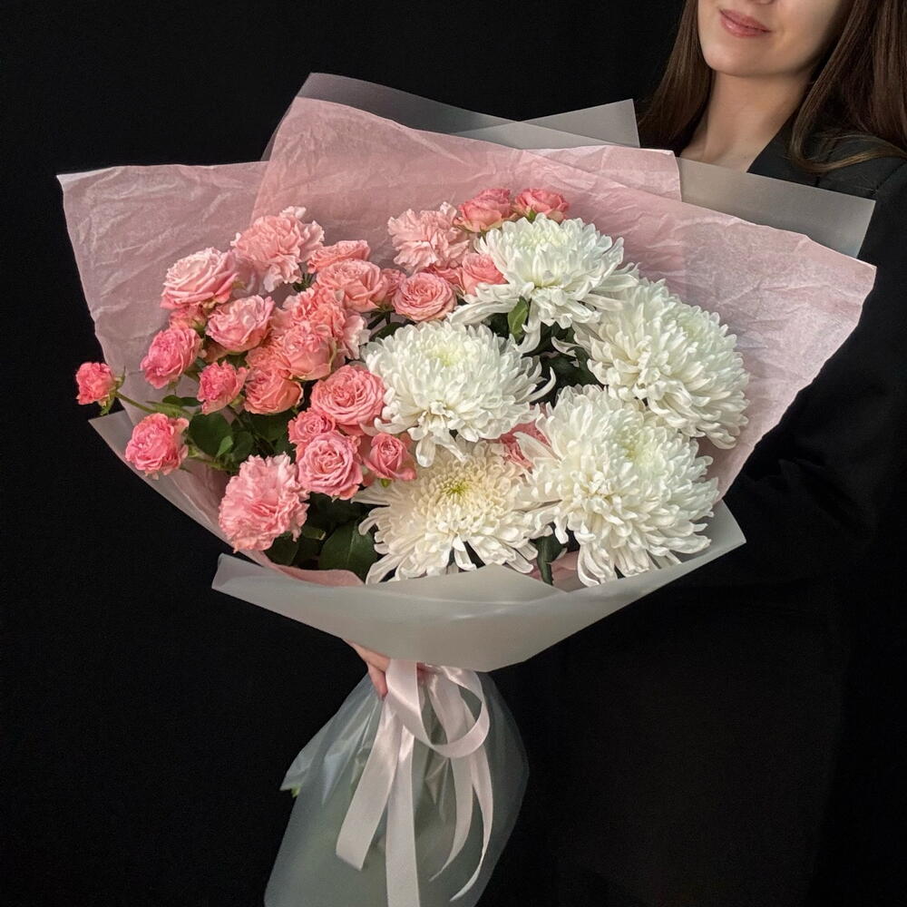 Букет из хризантем, кустовых роз и диантусов (размер L)