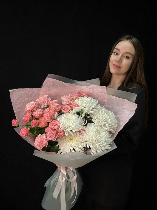 Букет из хризантем, кустовых роз и диантусов (размер L)