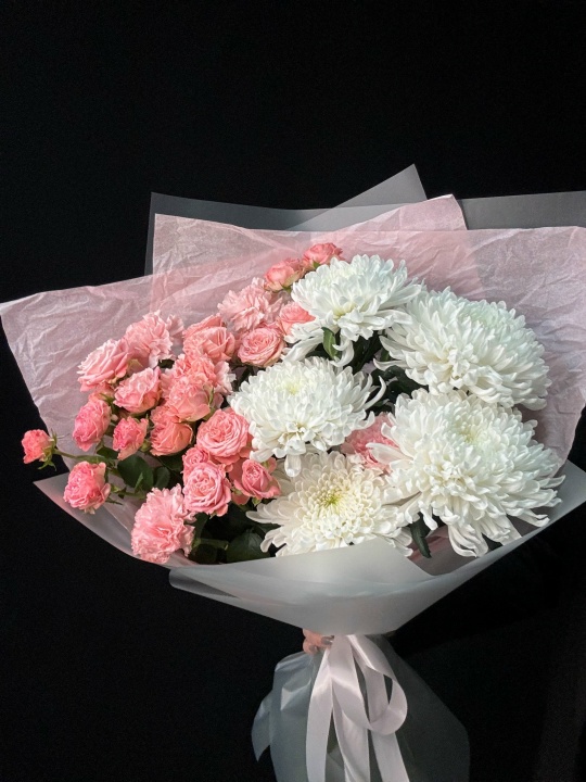 Букет из хризантем, кустовых роз и диантусов (размер L)