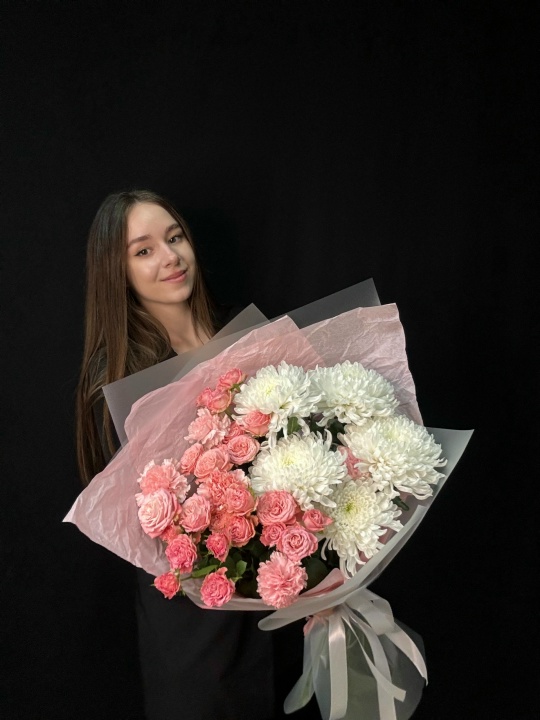 Букет из хризантем, кустовых роз и диантусов (размер L)