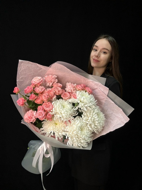 Букет из хризантем, кустовых роз и диантусов (размер L)