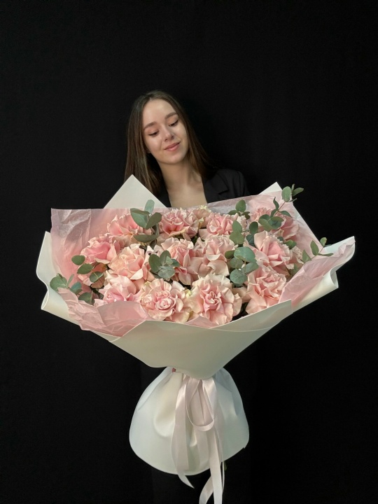 Букет гигант французские розы с эвкалиптом