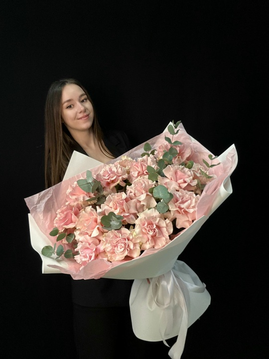 Букет гигант французские розы с эвкалиптом