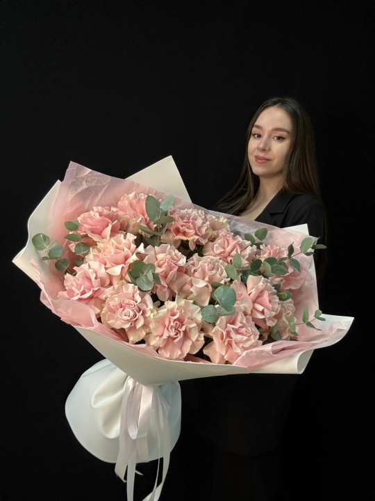 Букет гигант французские розы с эвкалиптом