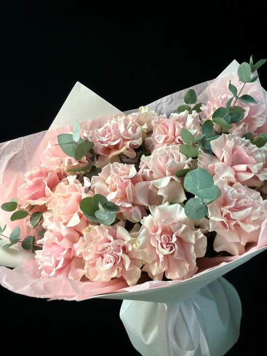 Букет гигант французские розы с эвкалиптом