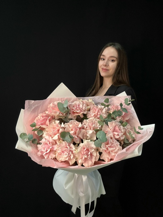 Букет гигант французские розы с эвкалиптом