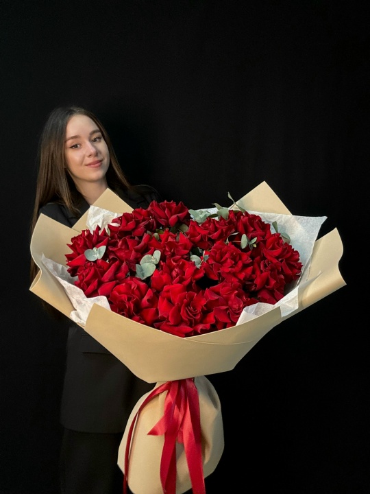 Букет-гигант французские розы с эвкалиптом