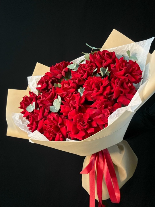 Букет-гигант французские розы с эвкалиптом