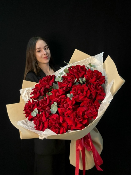 Букет-гигант французские розы с эвкалиптом