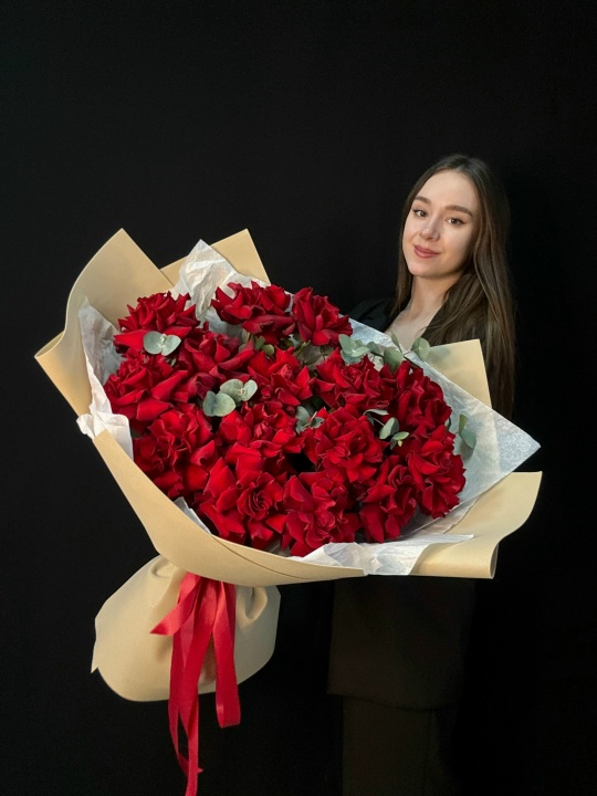 Букет-гигант французские розы с эвкалиптом