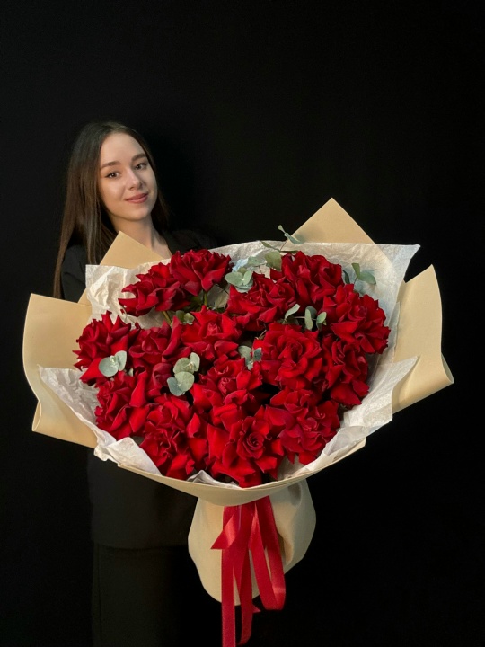 Букет-гигант французские розы с эвкалиптом