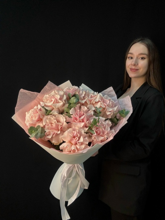 Букет из французских роз с эвкалиптом (размер M)