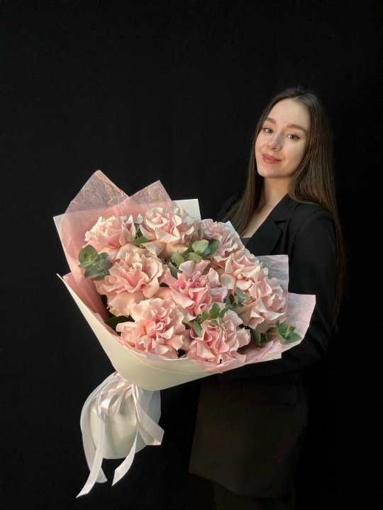 Букет из французских роз с эвкалиптом (размер M)