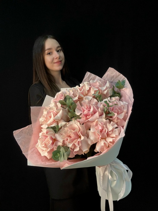 Букет из французских роз с эвкалиптом (размер M)