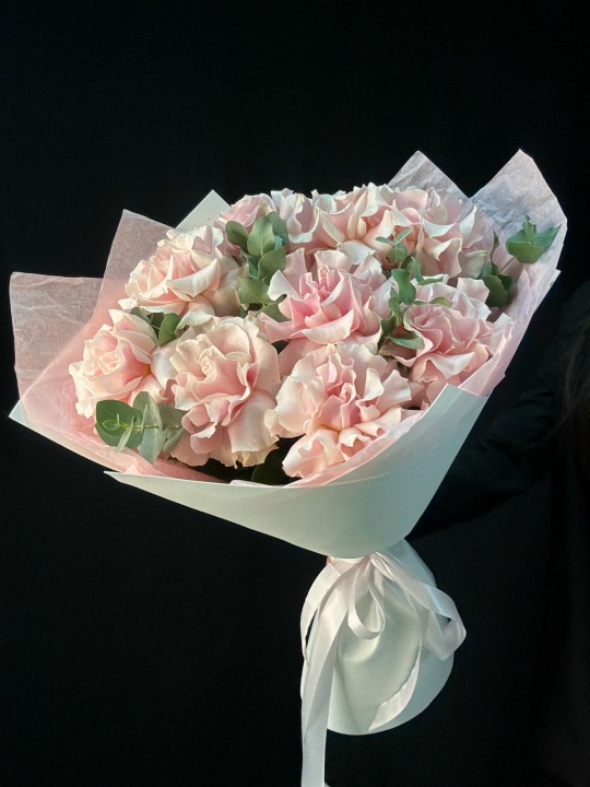 Букет из французских роз с эвкалиптом (размер M)