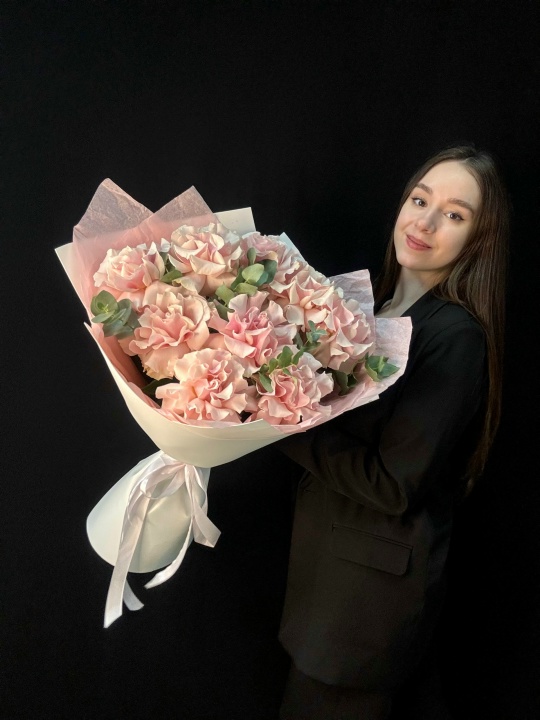 Букет из французских роз с эвкалиптом (размер M)