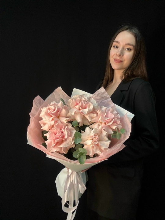 Букет французские розы с эвкалиптом 