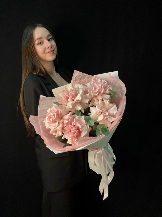 Букет французские розы с эвкалиптом 